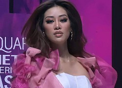 Hoa hậu Khánh Vân catwalk đầy tự tin nhưng netizen lại chú ý đến 1 "vật thể lạ" từ đâu xuất hiện!