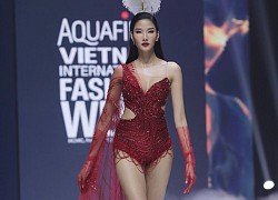 Hoàng Thùy khoe trọn đôi chân "kiếm Nhật" thẳng tắp, càn quét sàn catwalk của NTK Hoàng Hải