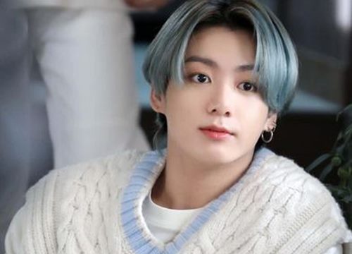 Jungkook (BTS) được nữ hậu bối gập người chào 90 độ, netizen thắc mắc "có cần thiết phải hạ mình như vậy không"?