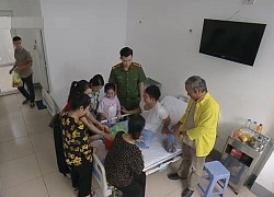 'Phố trong làng' tập 30: Đông bị đâm trọng thương nhưng người dân tặng toàn... thịt gà và đồ nếp