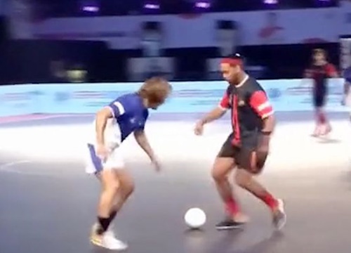 Ronaldinho rê bóng ghi bàn siêu đẳng trên sân futsal