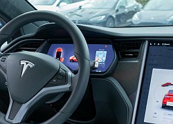 Tesla cập nhật phần mềm trên ô tô để tránh tài xế xao nhãng khi lái xe