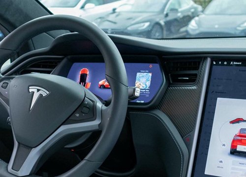 Tesla cập nhật phần mềm trên ô tô để tránh tài xế xao nhãng khi lái xe