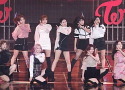 V (BTS) cười tít mắt và nhún nhảy nhiệt tình khi TWICE diễn: Ưu ái các nàng JYP nhất Kpop hay gì?