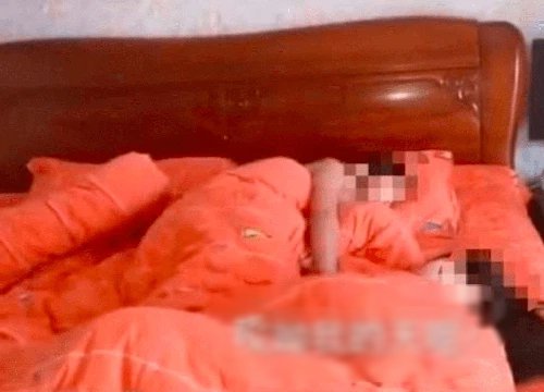 Video mẹ và con gái ngủ khoả thân đăng lên mạng, lời giải thích của bà mẹ càng gây bức xúc đến mức công an phải vào cuộc