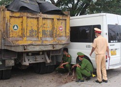 Xe tải, ô tô khách cùng lao vào nhà dân, nhiều người thoát chết