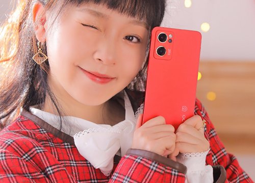 Cận cảnh OPPO Reno7 phiên bản chào năm mới 2022