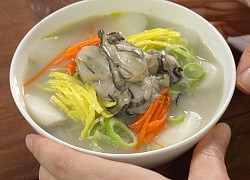 Canh bánh gạo nấu hàu kiểu Hàn Quốc