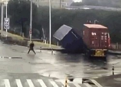 Clip: Người đàn ông nhảy khỏi xe 3 gác, thoát cú tông của xe container