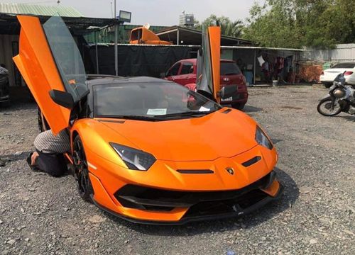 Lamborghini Aventador SVJ Roadster mang màu sơn nổi bật tại Việt Nam