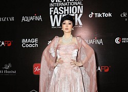 Mỗi mùa VIFW qua, những pha mặc xấu lại như lá rơi lả tả