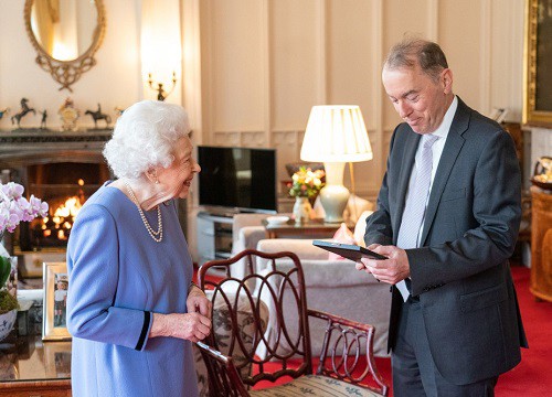 Nhìn kĩ bức ảnh của Nữ hoàng Anh Elizabeth II: Dân mạng bất ngờ soi ra điều chưa từng thấy