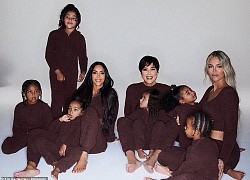 Mẹ Kim Kardashian tặng bánh giáng sinh gần 1500 USD cho con cháu