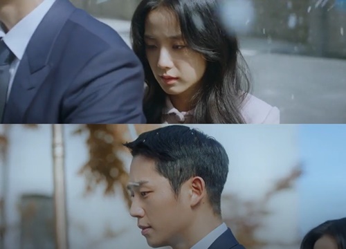 'Snowdrop' tập 3: Jisoo mặc nguy hiểm che giấu thân phận Jung Hae In, chua xót nhận cái tát từ mẹ kế