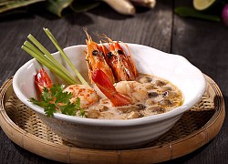 Thực hiện nấu món canh Tomyum chua cay kiểu Thái