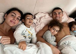 C. Ronaldo ôm hai con gái tình cảm