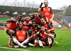 Cầu thủ Lorient ăn mừng kiểu ngồi thiền trong trận thắng PSG