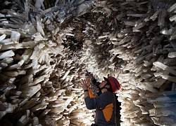 Hang pha lê khổng lồ như ngoài hành tinh