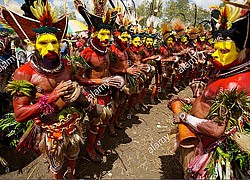 Kỳ lạ bộ tộc Huli ở Papua New Guinea, đàn ông thích làm đẹp và đeo trang sức