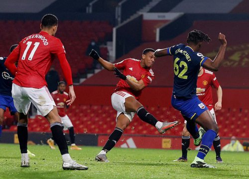 Man United phả hơi nóng vào gáy Man City trong cuộc đua vô địch