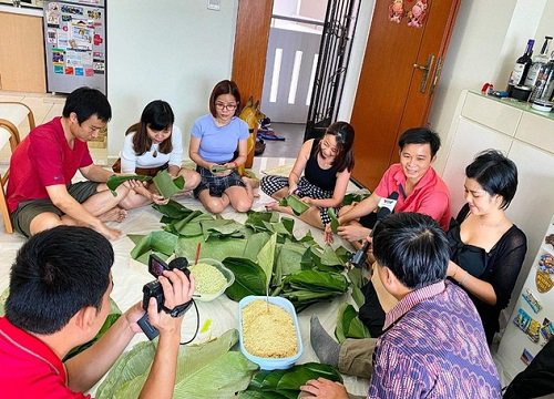 Người Việt trẻ cùng nhau gói bánh chưng đón Tết xa nhà ở Singapore