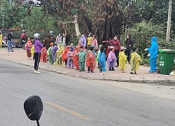 Nhìn hình ảnh các em nhỏ Hải Dương mặc áo mưa, đeo khẩu trang kín mít phòng dịch Covid-19 mà thương!