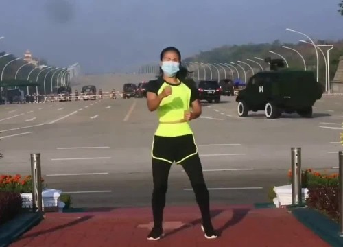 Thản nhiên nhảy aerobic giữa đảo chính Myanmar