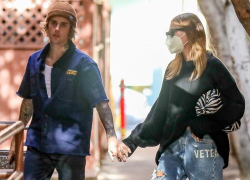 Vợ chồng Justin Bieber nắm tay nhau tình cảm đi ăn trưa