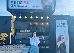 Jennie - Lisa gửi xe cafe tới tận phim trường ủng hộ phim đầu tay của Jisoo, đừng ai đồn BLACKPINK bất hòa nữa nhá!