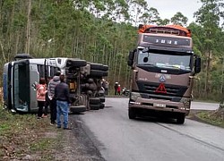 Tránh xe máy đi ngược chiều, xe đầu kéo lật nghiêng lúc lên dốc QL279