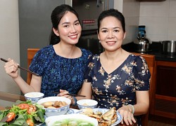 Á hậu Phương Anh nấu ăn cùng mẹ