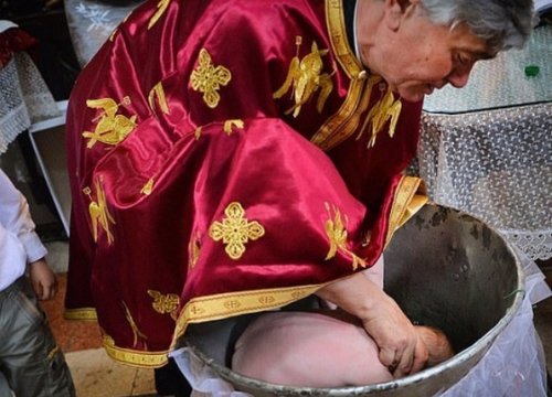 Bé 6 tuần tuổi tử vong khi rửa tội