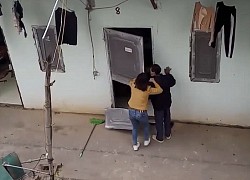 Biến căng đét: Đánh ghen cuối năm đầy kịch tính của hai mẹ con, "tiểu tam" cố thủ trong nhà và pha xử lý "mạnh bạo" của cô con gái