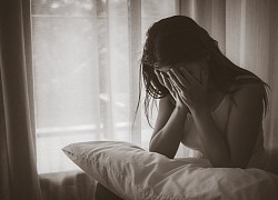 Chồng đi làm xa trở về ăn Tết nhưng lại mang gối sang phòng con ngủ, nửa đêm thấy anh hì hụi trong phòng tắm mà tôi chết điếng