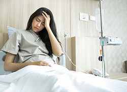 Đau bụng quằn quại nên đi khám, bác sĩ yêu cầu tôi nhập viện nhưng bạn trai lại nói một câu khiến tôi choáng váng