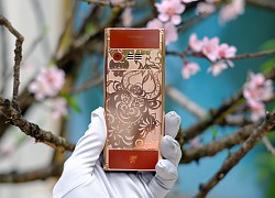 Điện thoại khắc họa tiết trâu vàng giá 118 triệu đồng