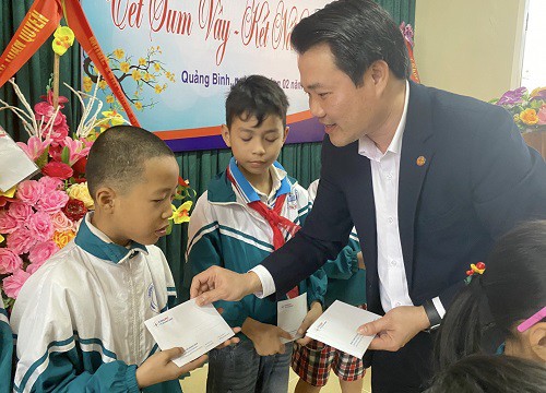 Quảng Bình: Món quà ý nghĩa cho học sinh nghèo học giỏi