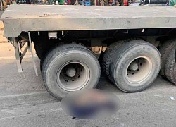 Hà Nội: Va quệt với xe container đi cùng chiều, 1 thanh niên tử vong