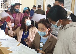 Hải Phòng: Cán bộ phường "căng mình" ký xác nhận cho người dân về quê ăn Tết