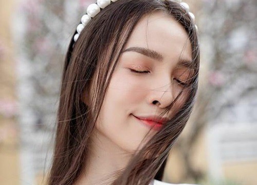 Hiền Thục diện áo dài trắng đẹp mong manh thanh khiết, kể chuyện 'dậy thì muộn' khiến fan ngỡ ngàng