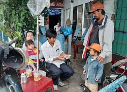 Mồ côi mẹ, theo cha bán vé số