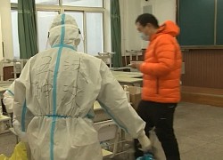 Nữ y tá giấu mặt sau lớp bảo hộ, không dám nhận con, nghe lý do còn đau lòng hơn