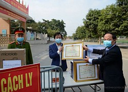Sở GD&#038;ĐT Hà Nội tặng giấy khen cán bộ, giáo viên, nhân viên trường Tiểu học Xuân Phương