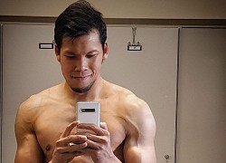 Thủ môn tuyển Thái Lan khoe body cực cháy khi tập luyện trong phòng cách ly