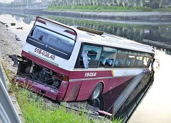 Xe khách 52 chỗ ngồi, lao xuống kênh, nhiều người thoát chết