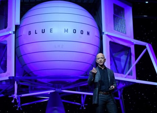 Cuộc đua vũ trụ giữa Jeff Bezos và Elon Musk ngày càng 'nóng'