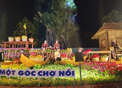 Hàng nghìn người đeo khẩu trang xếp hàng chờ tham quan đường hoa