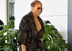 Jennifer Lopez sành điệu đi ăn trưa cùng hôn phu kém tuổi