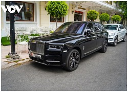 SUV hơn 40 tỷ đồng - Rolls-Royce Cullinan khoe dáng trên phố ngày cuối tuần