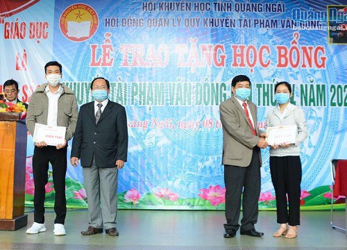 Trao học bổng khuyến tài Phạm Văn Đồng cho 194 sinh viên